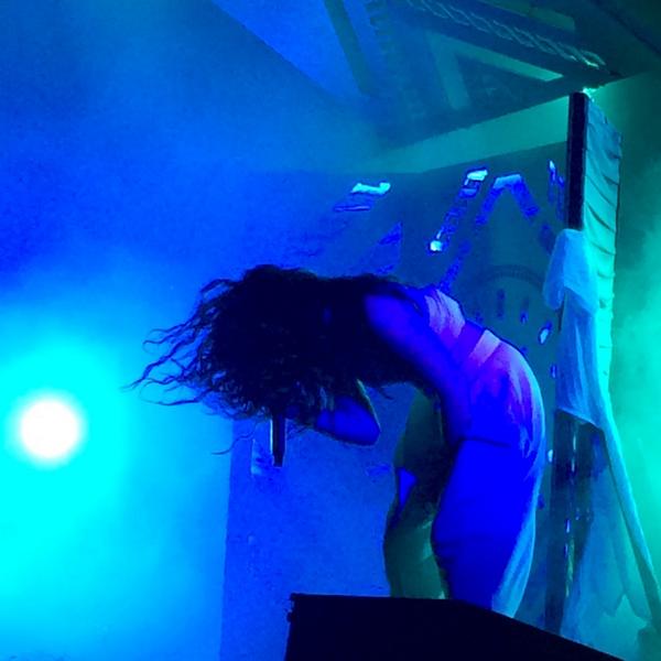 ang_eee_la's tweet photo. EPIC show last night in #CLE by the incredibly talented, insanely beautiful creature #LORDE 🙌 http://t.co/pn71axw1OI