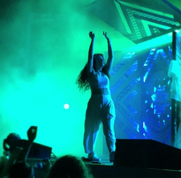 ang_eee_la's tweet photo. EPIC show last night in #CLE by the incredibly talented, insanely beautiful creature #LORDE 🙌 http://t.co/pn71axw1OI