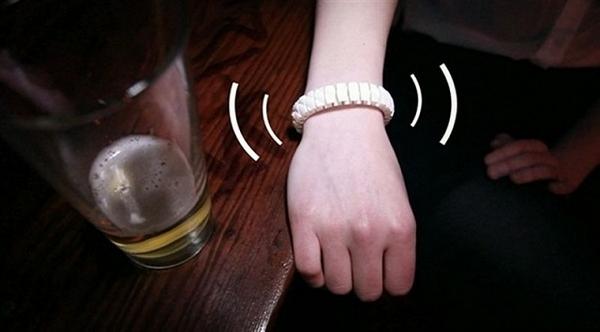 Crean una pulsera que alerta a los amigos cuando el usuario se pasa con las copas bit.ly/ZePA3P |