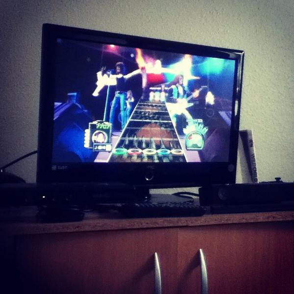 BlueDuckWings's tweet photo. Slowly becoming pro musicians with my housemates!! Thank you @Activision ! ;) #GuitarHero #FiveStarLegends http://t.co/q9cGV4Odtf