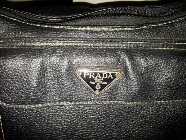 DiazElement's tweet photo. Mami se olvido su cartera... Q flojera ir a su chamba... #Prada #italy #original http://t.co/VH621lqJXF