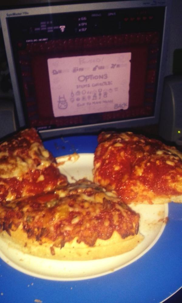 michielk1999's tweet photo. Binding en pizza. Met een mooi warm effect voor de sfeer http://t.co/fLPQOhqsLT