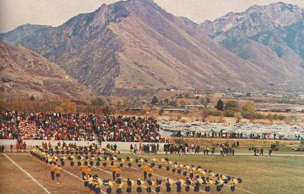 theskylinefb's tweet image. Old School Skyline Stadium. #smallbleachers #notrees #tbt