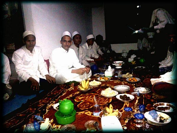 al_ilhan's tweet photo. Makan bersama setelah bersholawat :) http://t.co/Vj6cobdy6U