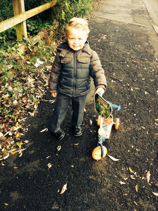 hanb_xo's tweet photo. Baby going to school xxxxxx http://t.co/i63g3uJ6Ik