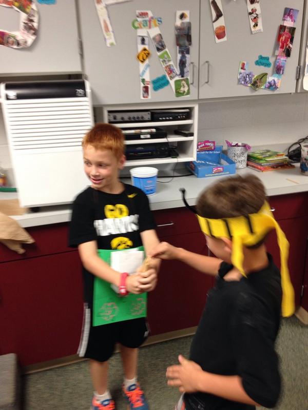 MrsO2ndGrade's tweet image. Our bees are buzzing around to pollinate our flowers.  #beeknowledge #beesarehelpful