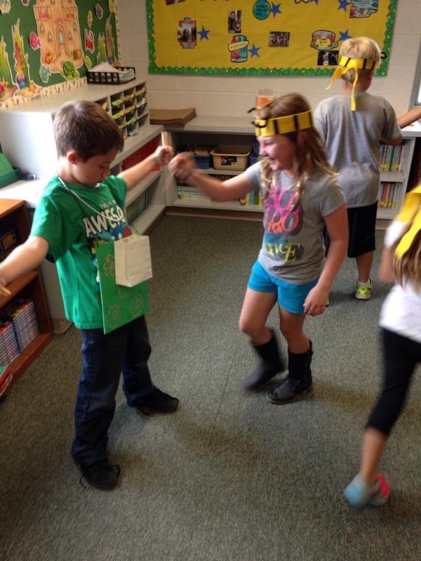 MrsO2ndGrade's tweet image. Our bees are buzzing around to pollinate our flowers.  #beeknowledge #beesarehelpful