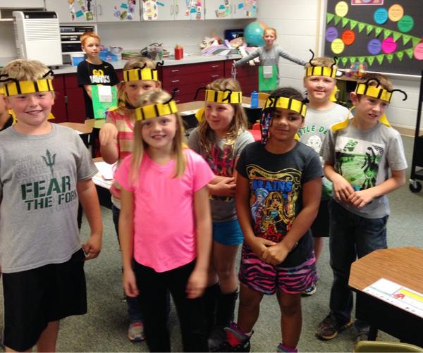 MrsO2ndGrade's tweet image. Our bees are buzzing around to pollinate our flowers.  #beeknowledge #beesarehelpful