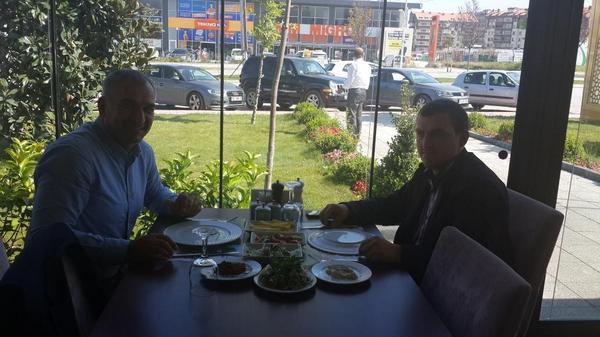 OncelERKAN's tweet photo. Muhammed adiloglu ile öğlen yemekte ozluce ozdemiroglunda. .. http://t.co/HIYunTVO2b