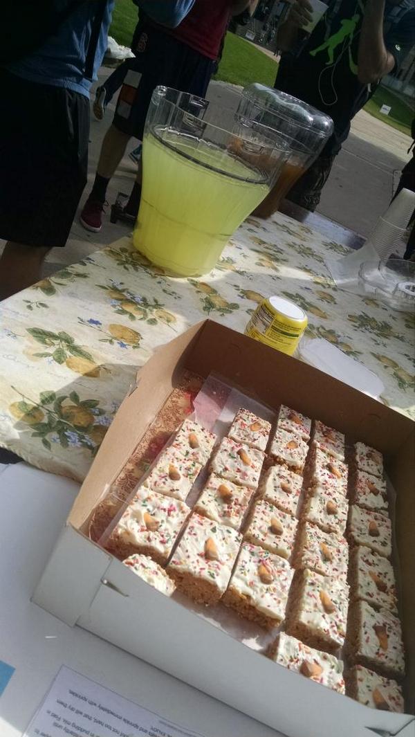 CneySays's tweet photo. #daisey lemonade stand is open for business! #pumpkinspice #ricecrispytreats #lemonade #cider! #comm349 @arienrozelle http://t.co/C5utoajXAe