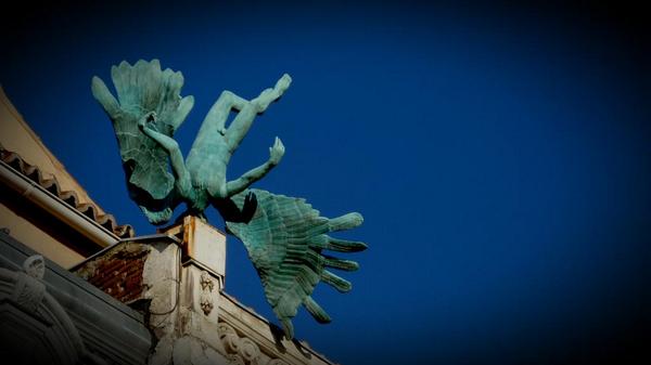SecretosdeMadri's tweet photo. A mitad de vuelo, la belleza de Madrid lo distrajo y aquello fue su condena... http://t.co/8sCcBJb6KY
