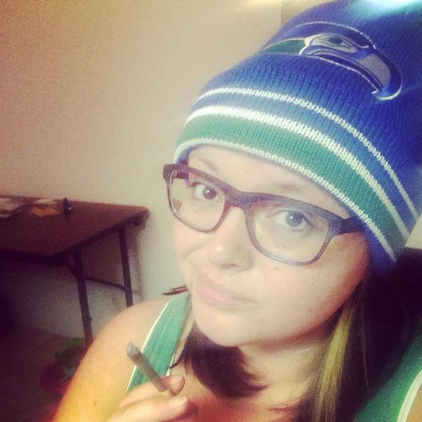 The206Portal's tweet photo. @FemaleStoners Always @AlisaCruzLBLD #wcw http://t.co/splIhNo9nE