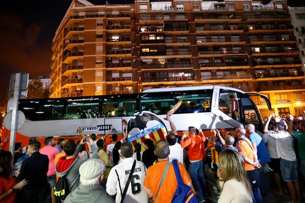 valenciacf's tweet photo. Así ha recibido la mejor afición del mundo (vosotros) al @valenciacf . ¡GRACIAS! #VCFcordoba http://t.co/XHl9qdYlkS