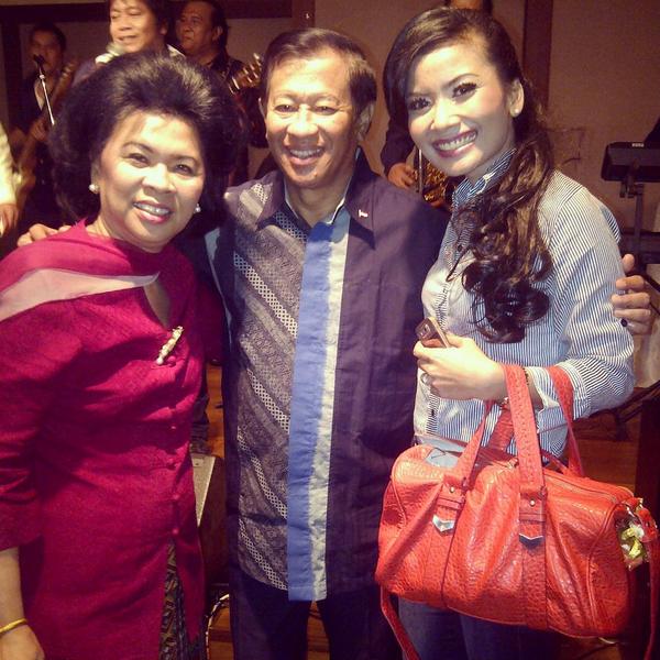 rizma_octavia's tweet photo. "@RizmaSimbolon: W/ Mr.Agum g. Mrs.Linda g. http://t.co/fp8JWafzln"