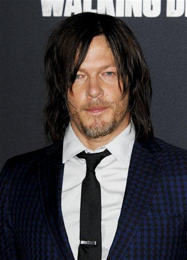 GardeCevallos's tweet photo. "@ennoia3: #DapperReedus being the lady-parts-killer @WalkingDead_AMC @wwwbigbaldhead API photos http://t.co/okpdf2wXFJ" 💋💛💕