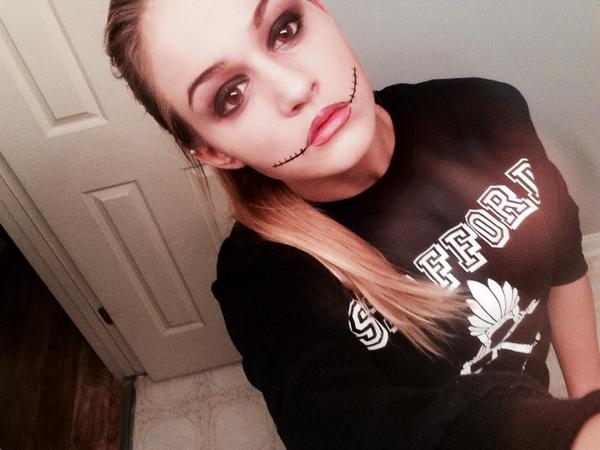 jordin_reynolds's tweet photo. Dress up like a zombie and you get in to #KD for $20 tomorrow night! Going with @BlackLions_13 💕 #practicemakeup http://t.co/f9gkog7zi1