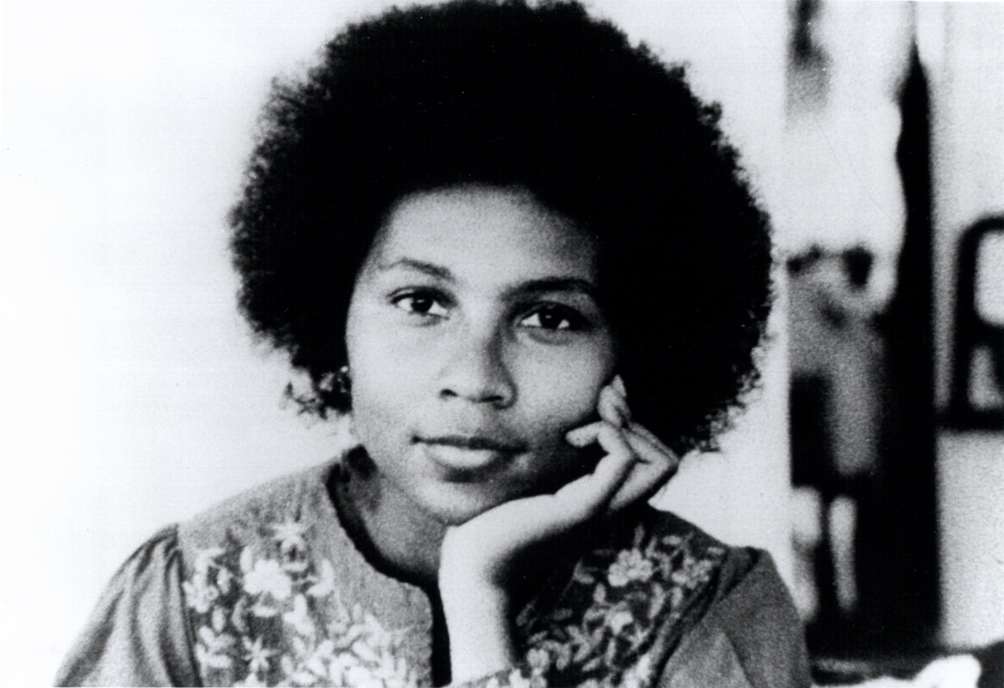 Happy Birthday to one of the greatest thinkers, leading feminists and political activists of our time, bell hooks! 