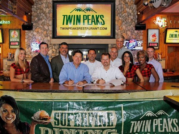 Eater's tweet photo. .@TwinPeaksGirl breastaurant is the US's fastest-growing restaurant. http://t.co/93yLZCiYtq http://t.co/jD1TPgqhIa