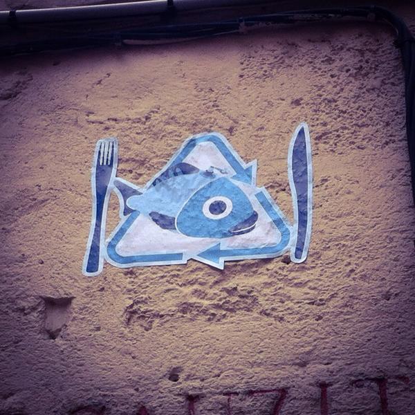 StDsgnTweet's tweet image. #StProtest #stdsgn #StDsgn #stdsgn.fr #streetart #montpellier #junkfood #collage #plasticfish #poissonbleu #bluefish