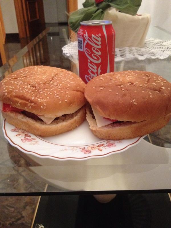 Official_ErKubi's tweet photo. Bueno para acabar el día vamos con una cena pasable..... Al lío! http://t.co/H98zV8DFiE