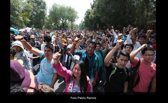 lajornadaonline's tweet photo. Actualización de imágenes sobre la movilización de estudiantes del #IPN http://t.co/HYrqgw3uyG #TodosSomosPolitecnico http://t.co/78N1N1Em9s