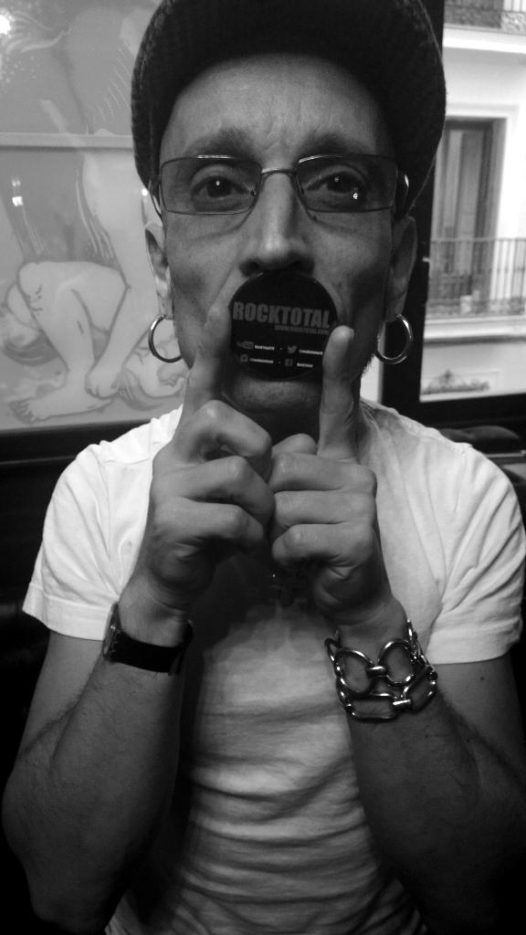 RockTotalweb's tweet photo. "Huímos con Fito" durante 40 minutos en Madrid. !En octubre os adelantaremos todo lo que nos contó! @ffitipaldis http://t.co/XQAYpowIeR
