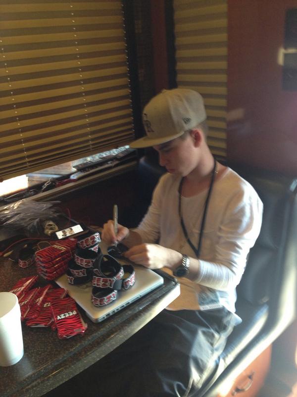 likejimmmy's tweet photo. @TheDylanHolland  signing merch for the Denver show! http://t.co/n4jDbwCCr9