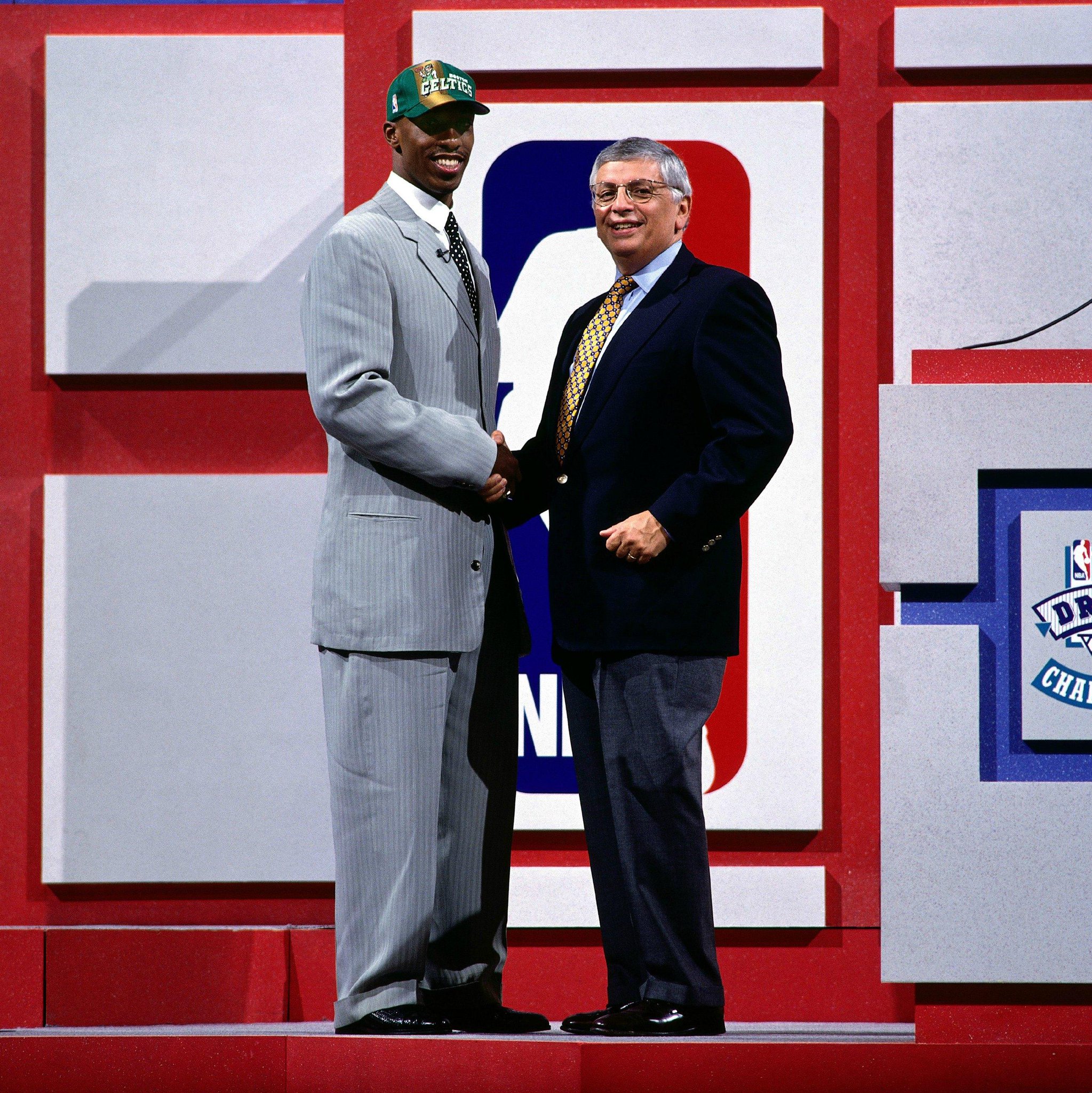 Join us in wishing Chauncey Billups a happy birthday! Since its Thursday, heres a from draft night in 1997. 