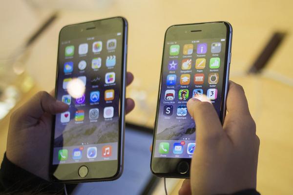 bbcworldservice's tweet photo. What with unwanted U2 albums, #bendgate, and iOS 8, its not been the best month for Apple http://t.co/JgWLoLq9PC http://t.co/Uc4IcUWOfa