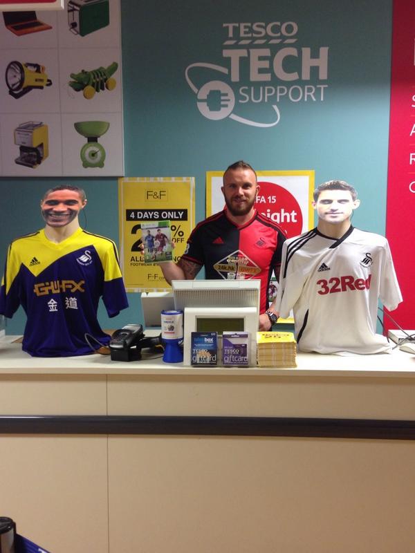 Cheers for the support with #FIFA15 launch in <a href="/LlanelliTesco/">TescoLlanelli</a> 2nite lads <a href="/arangelz/">Ale Rangelz</a> and ash Williams