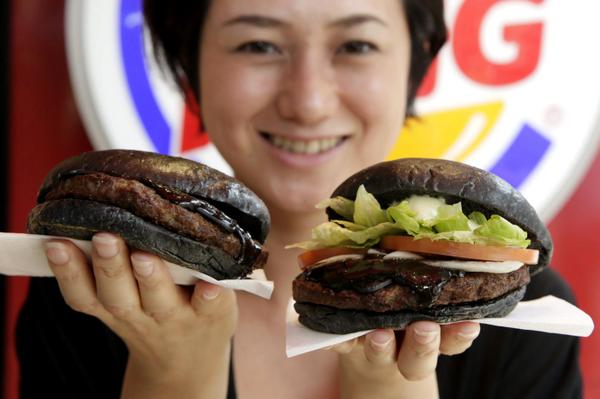 touringo's tweet photo. Черные #бургеры? Теперь их можно попробовать в японском #BurgerKing http://t.co/4Leh2rO9Iz