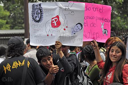 Somoselmedio's tweet photo. Marchan más d 9,000 estudiantes contra plan d estudios del Politécnico #TodosSomosPolitecnico http://t.co/LJp2OBxhIV  http://t.co/FUec8SGULY