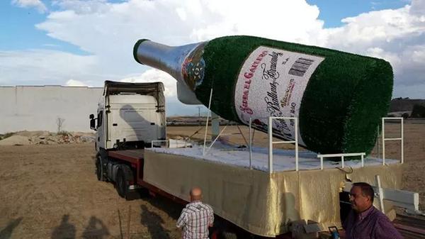 Barranda_dia2's tweet photo. Enhorabuena chavales, la sidra marcha hacia Bullas para desfilar en las fiestas. Que se note Barranda y sus carrozas! http://t.co/cPG4IeJUjD