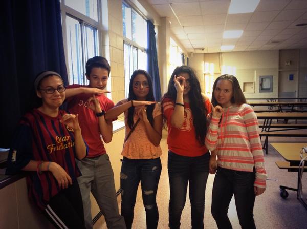saracastroxo's tweet photo. Squad #danktown http://t.co/Gehik9ZZ3B
