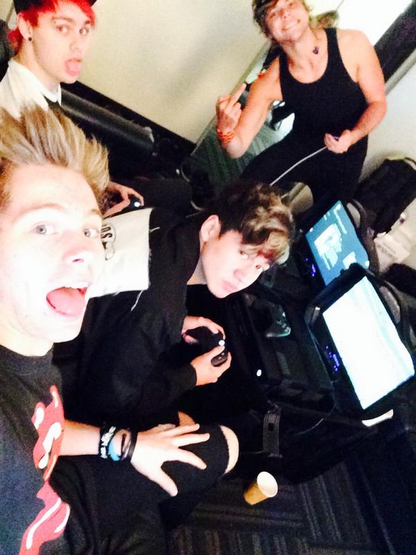 5SOS's tweet image. wooooooo