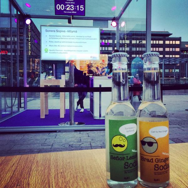 SodaCoHKI's tweet photo. Sonera iPhone 6 myynti starttasi hetki sitten. Soneran teltalta nopeimmille mukaan Soda Co. HKI:n juomia! #sonera http://t.co/KNXF6Ynk0d