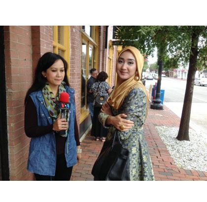 Day 3: Dian Pelangi Buat Video Profil Seharian dengan Stasiun TV Amerika de.tk/67Lg1E via <a href="/wolipop/">wolipop</a>