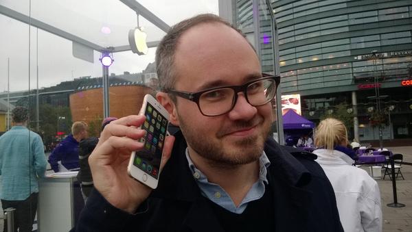 timoheinonen's tweet photo. Nyt niitä saa Iphone 6! @TuomasEnbuske #narinkkatori #iphone6 #jonota #sonera @E_L_Crew http://t.co/y8t3lHlggh