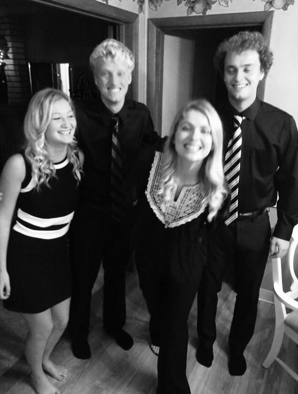 Taylor_Miller_'s tweet photo. My favorite people #dysfunctionalatbest http://t.co/z1wTGSwglR