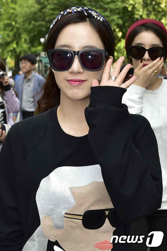 tiaradiadem's tweet photo. [PRESS] T-ara heading to KBS Music Bank (09/26) http://t.co/AKD0lKkxzF http://t.co/A6pik2sXmZ