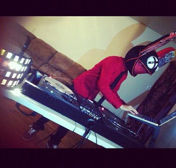 dj_izzyill's tweet photo. #Tbt another event as deadmau5 for Halloween using @RaneDJ mixer #57SL #Rane #Dj #Serato http://t.co/s6WZxNP4Su