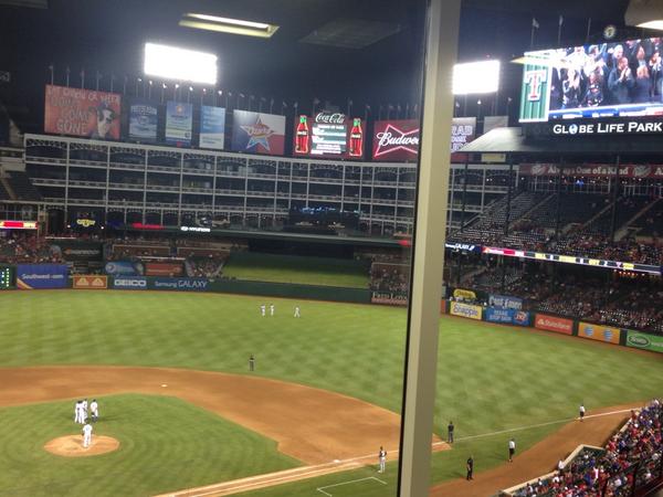 rafaeltaverasp's tweet image. #2Respect 
RT @TapaNava: #Rangers detuvieron juego para ver en la pantalla celebración 
de Jeter ultimo hit en casa