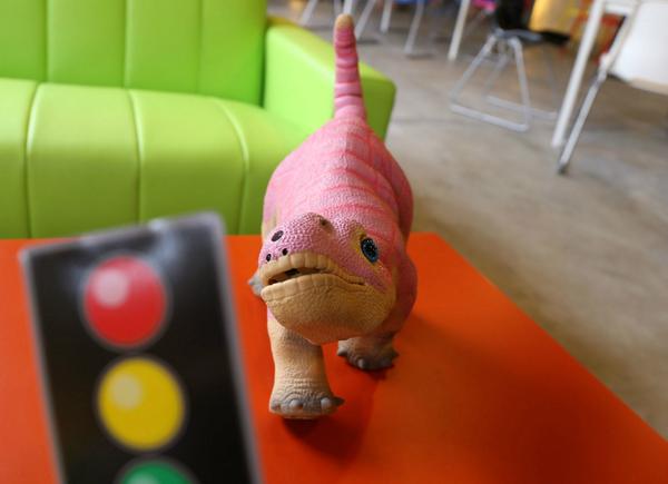 PLEOrb's tweet image. PLEO rb can recognize colors.He loves to play traffic light game.#pleo #innvolabs #dinosaurs #robotics #pets