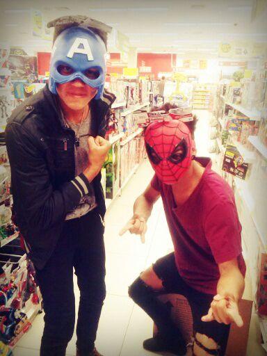 xrenan_j's tweet photo. Capitao America e Homem  Aranha huehuehue http://t.co/jOoRMuqy3f