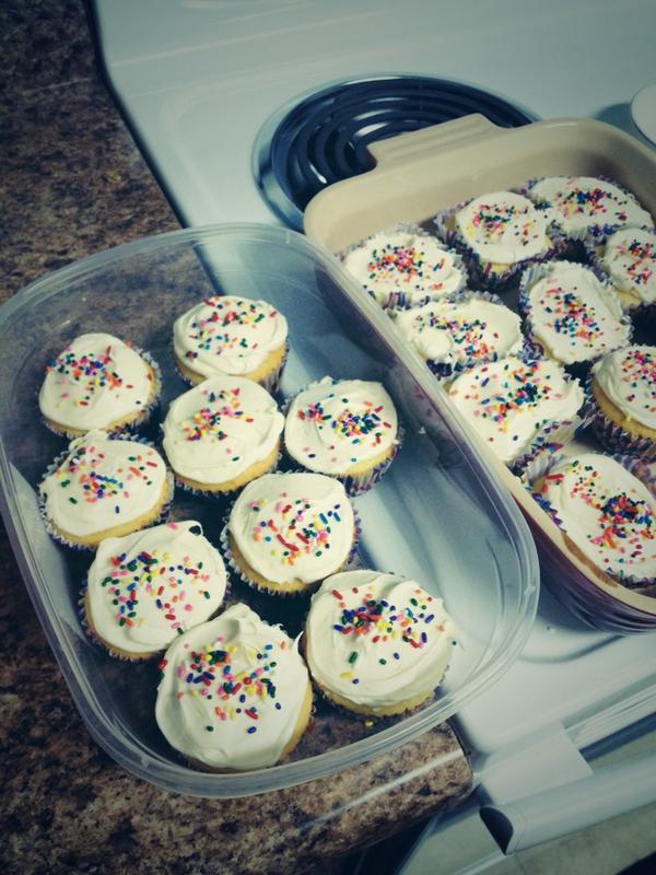 CofCSierraS's tweet photo. Cupcakes for my Bio 111 friends who come to SI in celebration of surviving exam 1!  @cofccsl #SI #cupcakes #CofC http://t.co/B0cGtnhe5q
