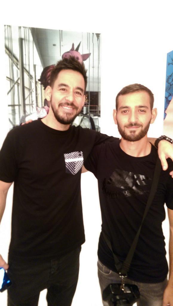 LPFanCorner's tweet photo. Great photo! "@RazzleJOY1111: @knowngallery #BeastAstray #MallMovie @mikeshinoda @lorenzoerr http://t.co/9p4ELm1zmb"