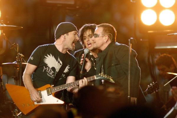 GDHistory's tweet image. Here's the video of Green Day/U2 performing "The Saints Are Coming" live 8 years ago tonight greendayauthority.com/news/1048/