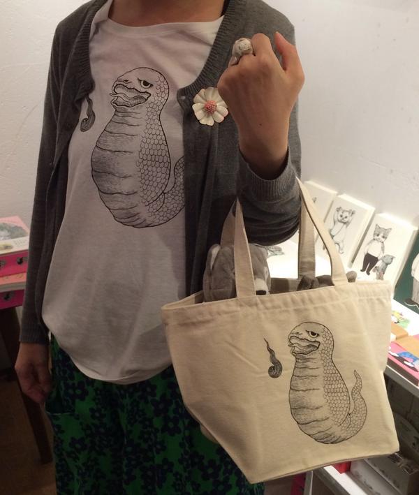 Yuko Higuchi ヒグチユウコ 私が着てた石黒さんのつちのこシャツはレディースxlですよ ゆったりだけど薄手で 襟ぐり広いので着やすいとおもいます ピッタピタしか着ないもん という人でなければ気にならないと思います 数が少ないから早い者勝ち