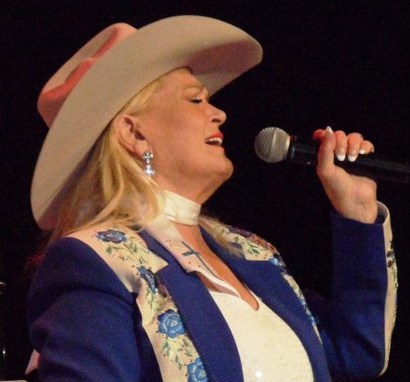 Happy 67th birthday, Lynn Anderson, awesome multi-awarded country music singer  "Rose Garden" 