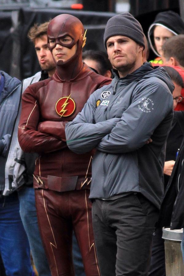SeriesAddictID's tweet photo. Grant Gustin (The Flash) dan Stephen Amell (Arrow) syuting bareng untuk episode crossover! cc: @CWTheFlashINDO http://t.co/e2deJMTWS8